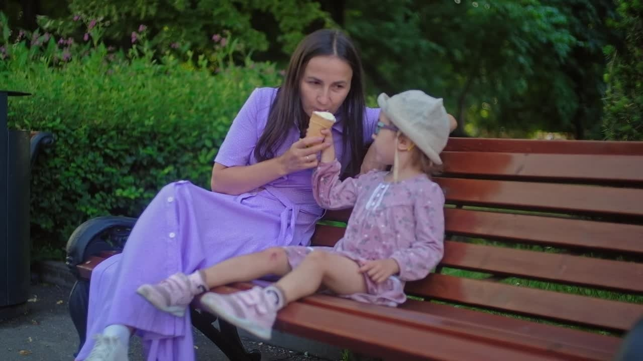 Лена и Настенька в Парке Горького. Семейный видеограф в Москве Руслана Синицына