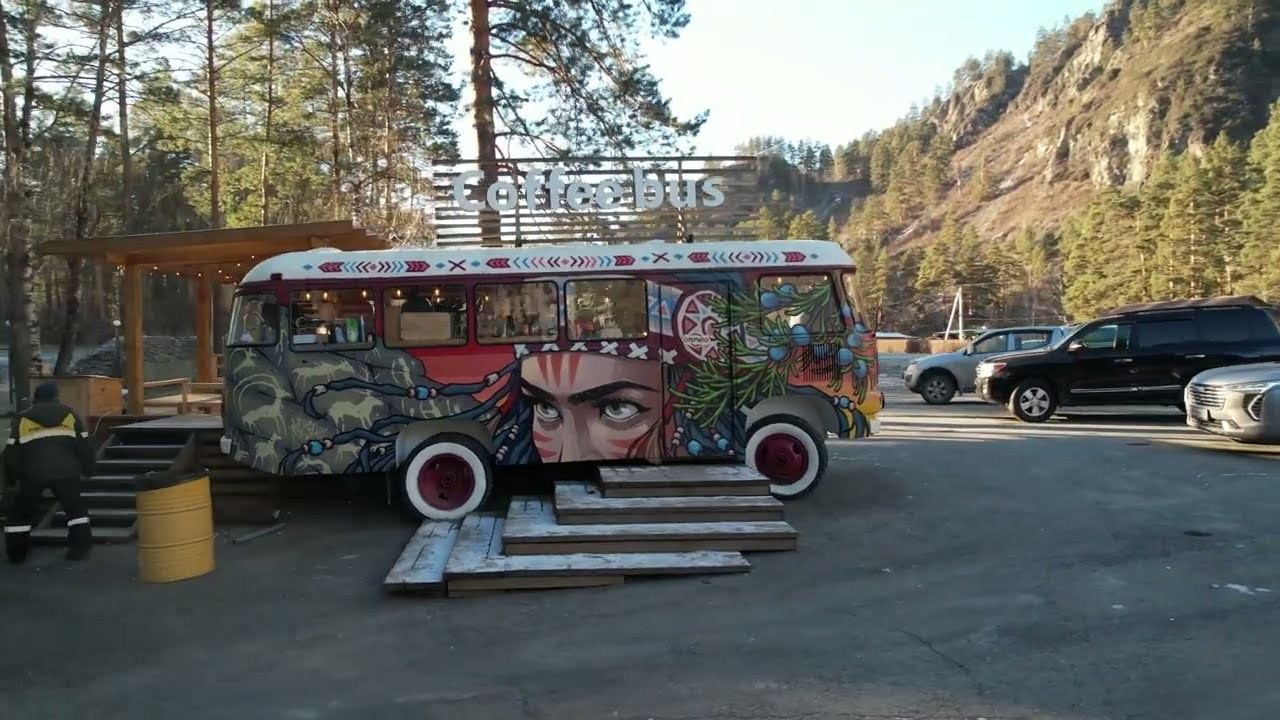 Зимний Coffee Bus в «летнем» лесу. Чемал. Фотограф-документалист Мария Осокина