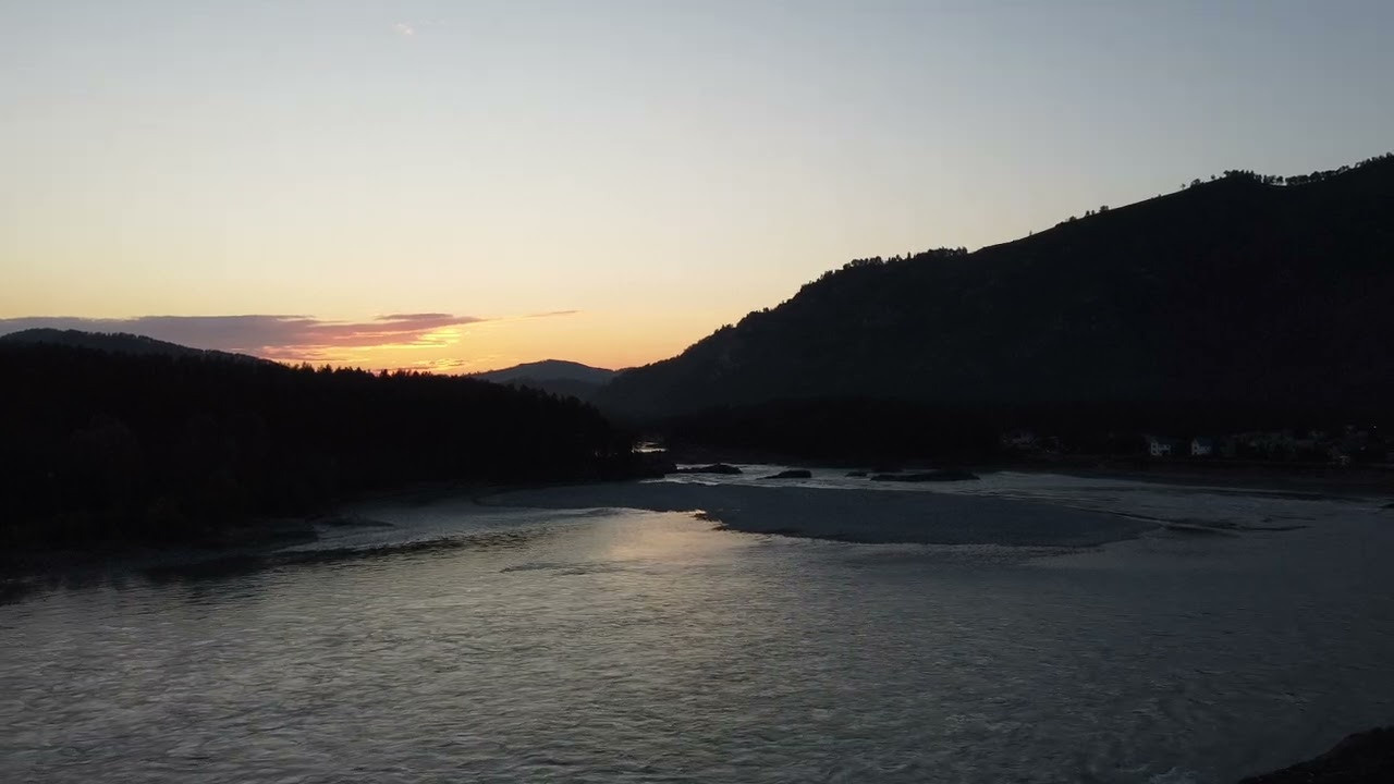 Гора Синюха в тумане и Катунь в жаркий день. У коттеджа Бережок. Фотограф-документалист Мария Осокина