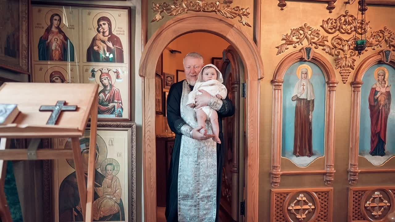 Крещения в храме Прп. Сергия Радонежского с. Орлиное, слайд ролик из фото. Церковный фотограф Севастополь