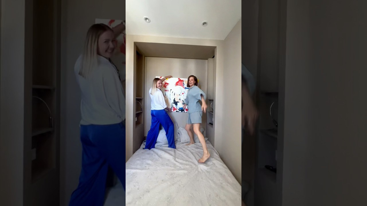 Художник Дарья Русских дарит свою картину Екатерине Шпица. Фото и видео контент в Сочи, фотограф, видеограф Сочи