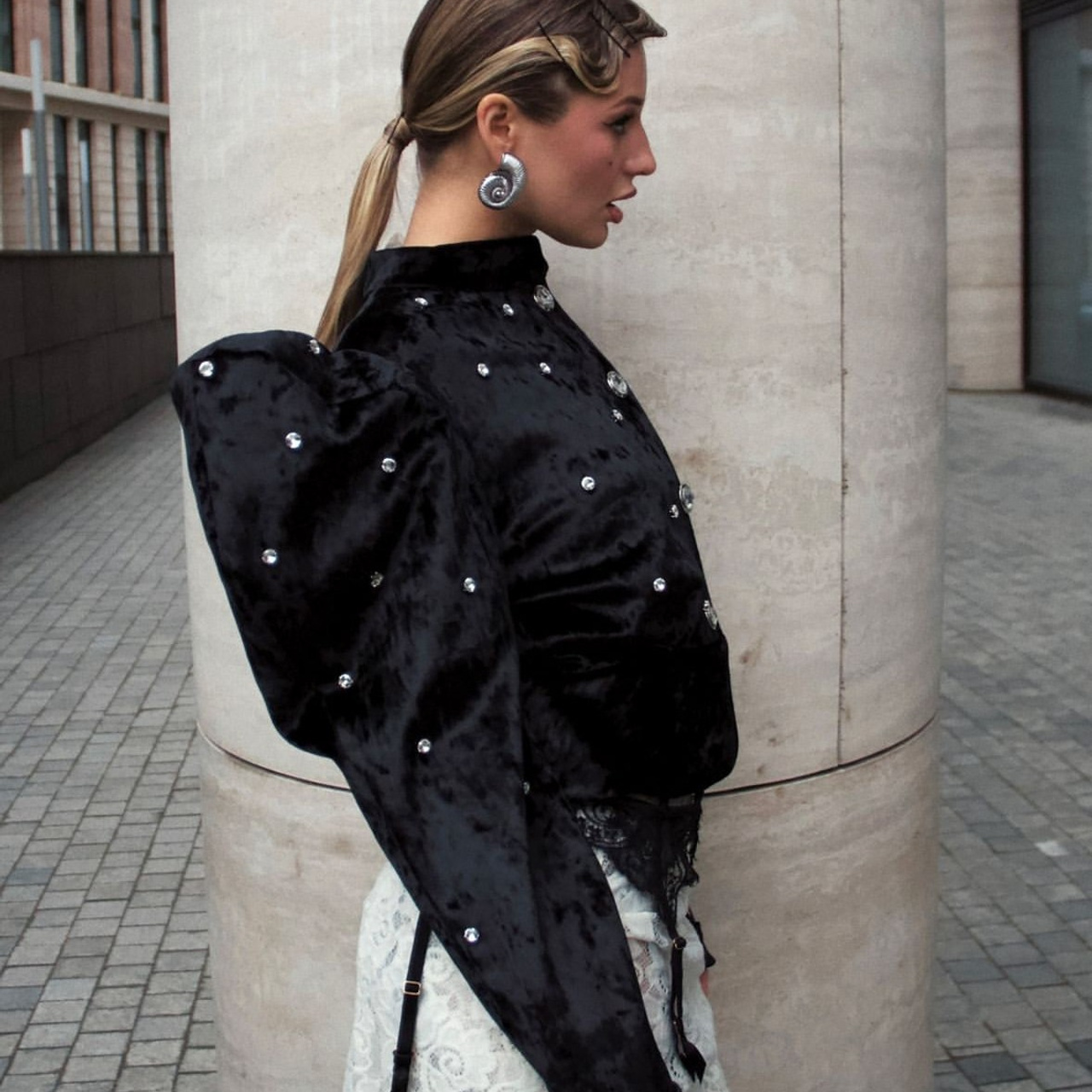 «Runaway shoot» for artist