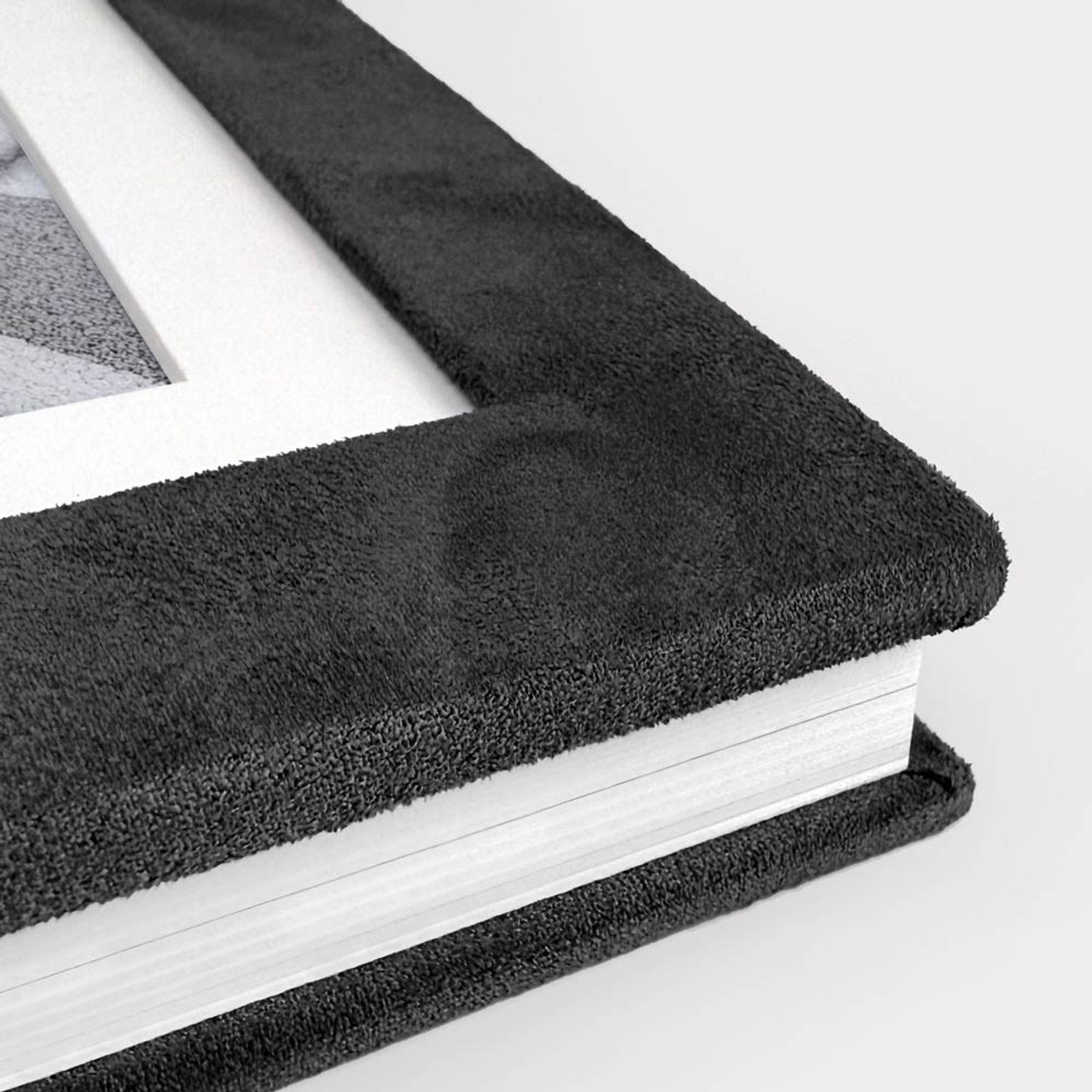 Фотокнига из черной алькантары с паспарту и фотов. Портретный фотограф в Санкт-Петербурге Максим Чуликов