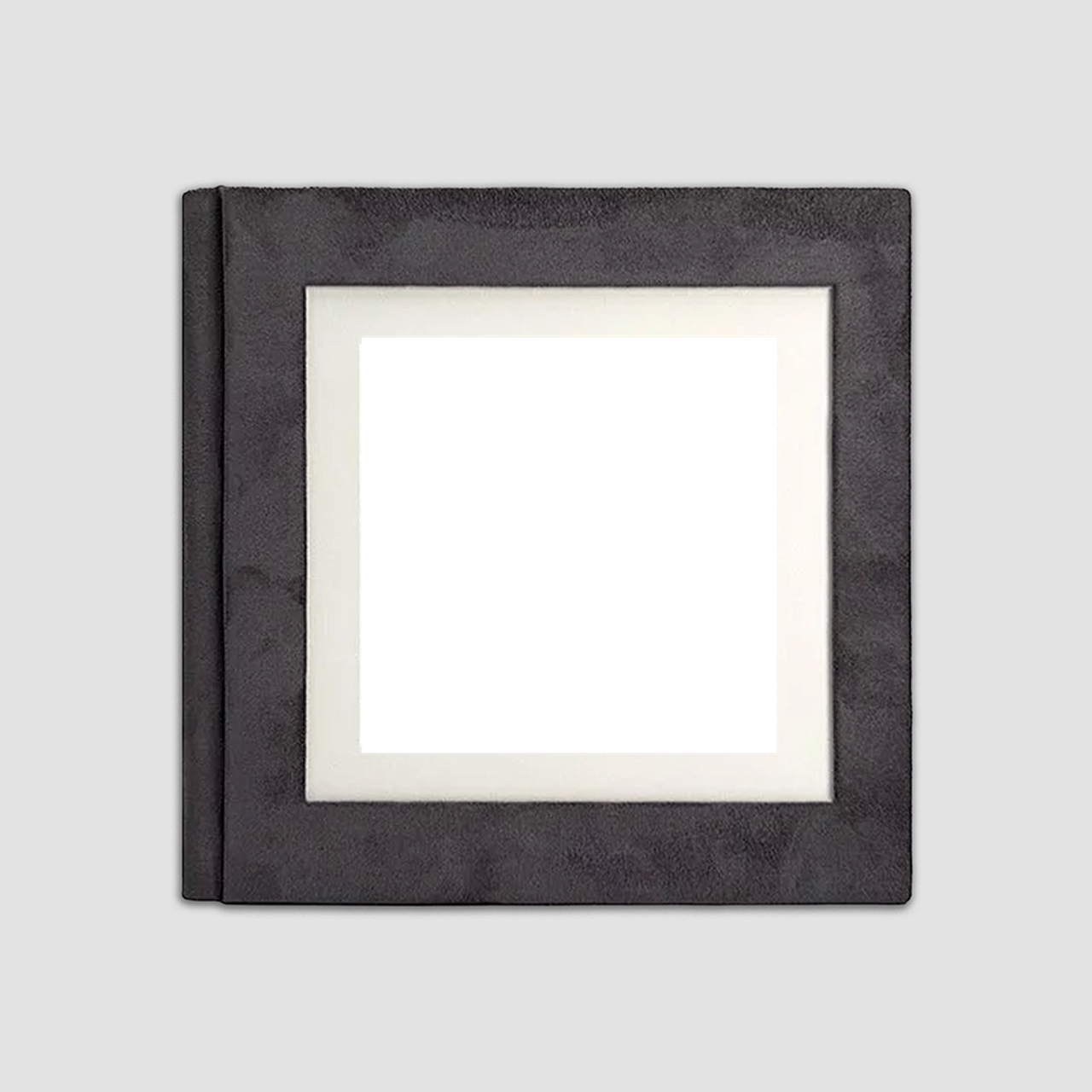 Фотокнига из черной алькантары с паспарту и фотов. Портретный фотограф в Санкт-Петербурге Максим Чуликов