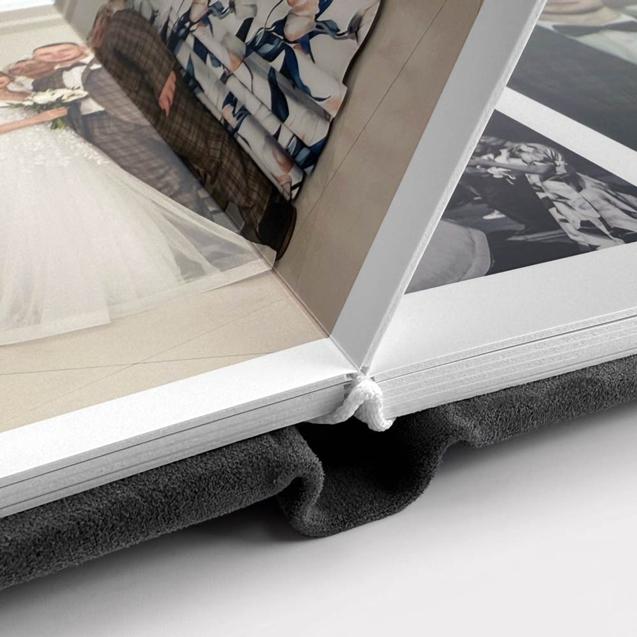 Фотокнига из черной алькантары с паспарту и фотов. Портретный фотограф в Санкт-Петербурге Максим Чуликов