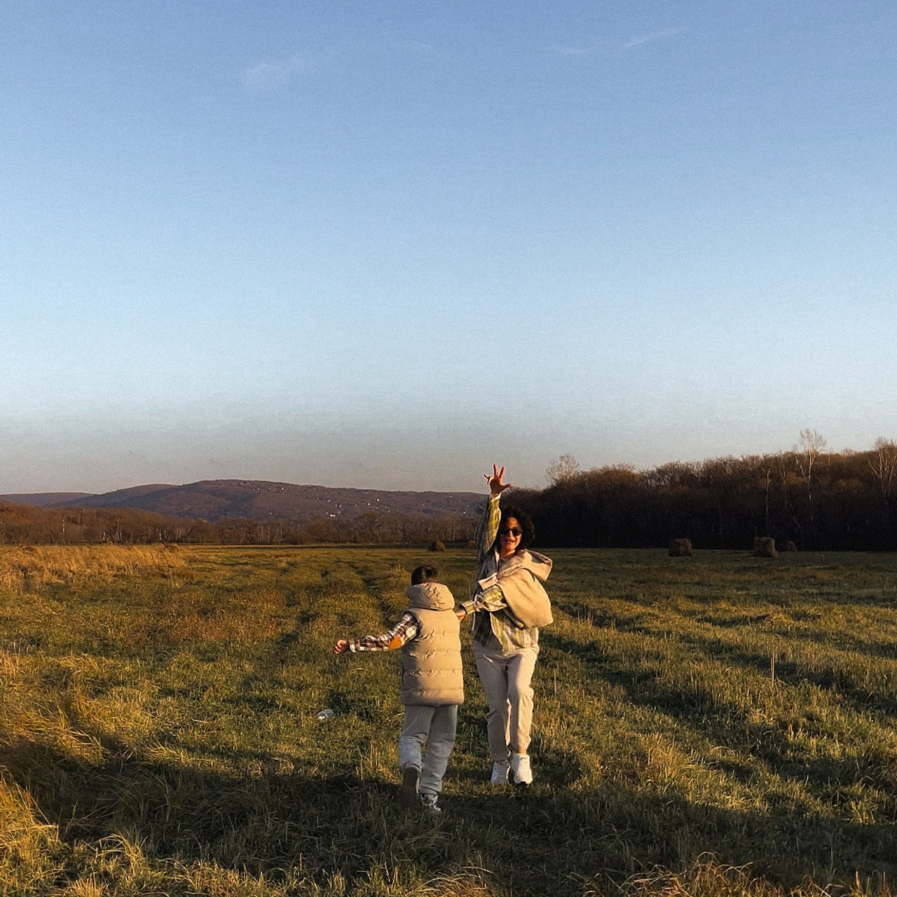 Марьяна в поле. Мобильный фотограф Владивосток
