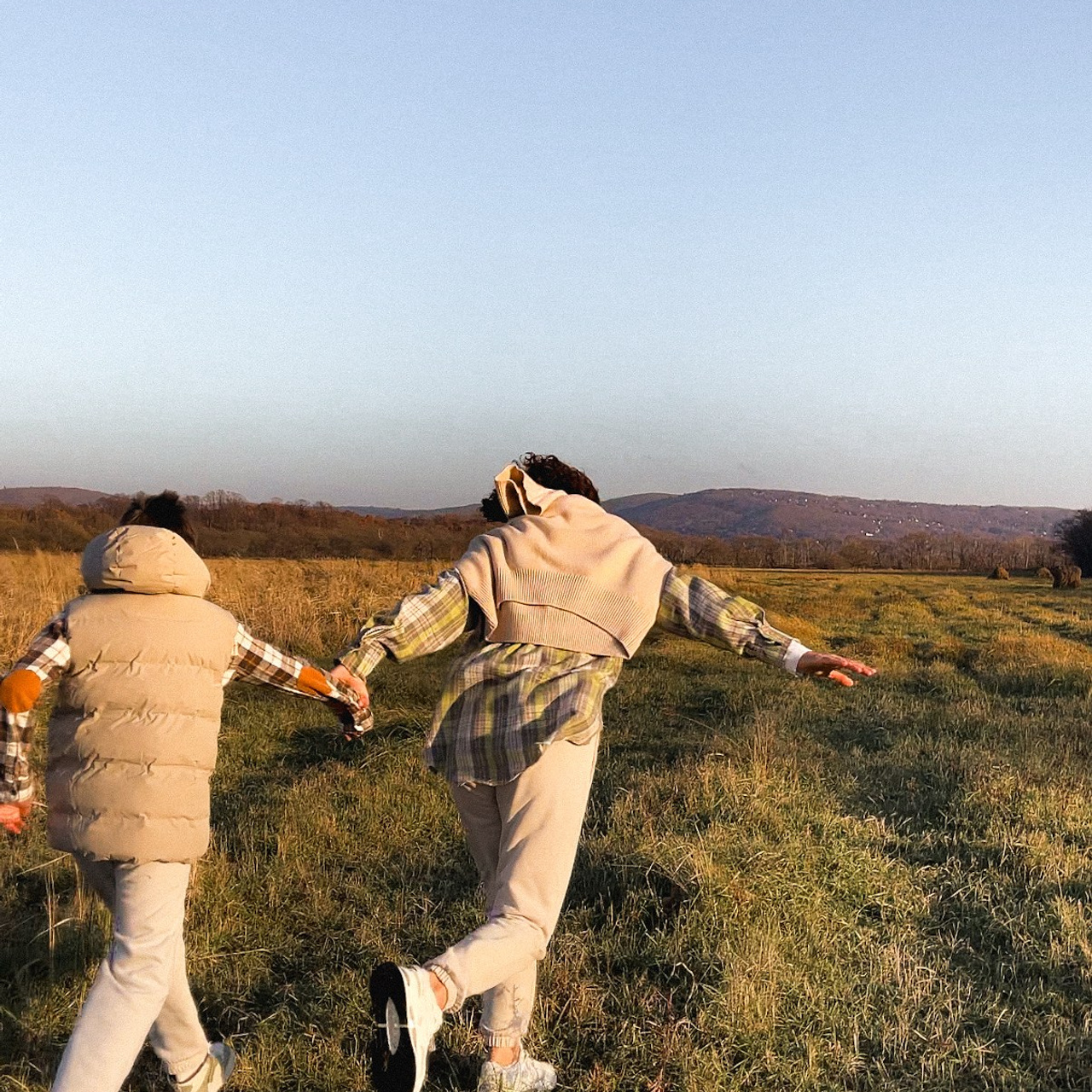 Марьяна в поле. Мобильный фотограф Владивосток