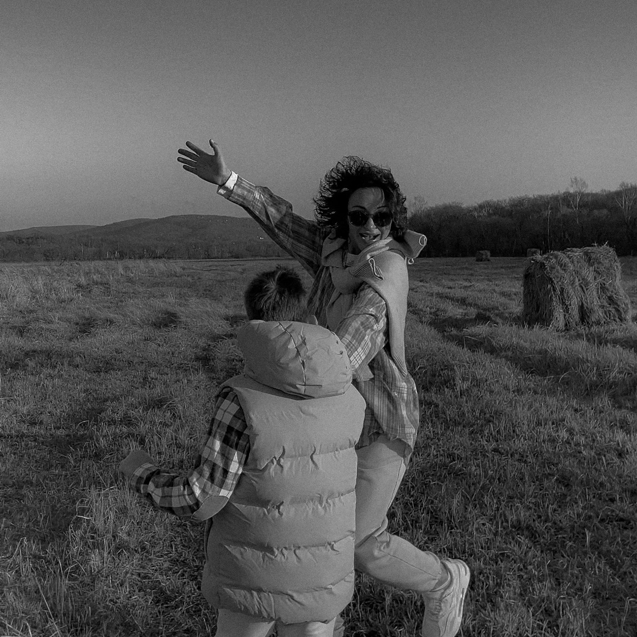 Марьяна в поле. Мобильный фотограф Владивосток