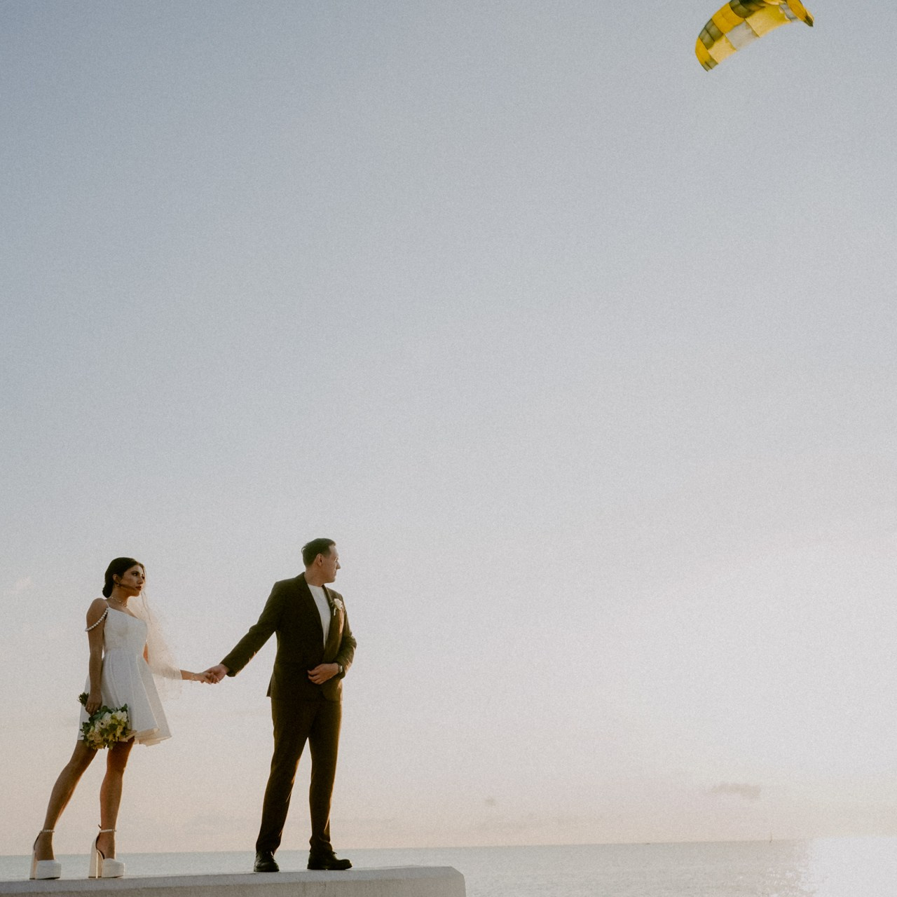 Загс, пальмы и море