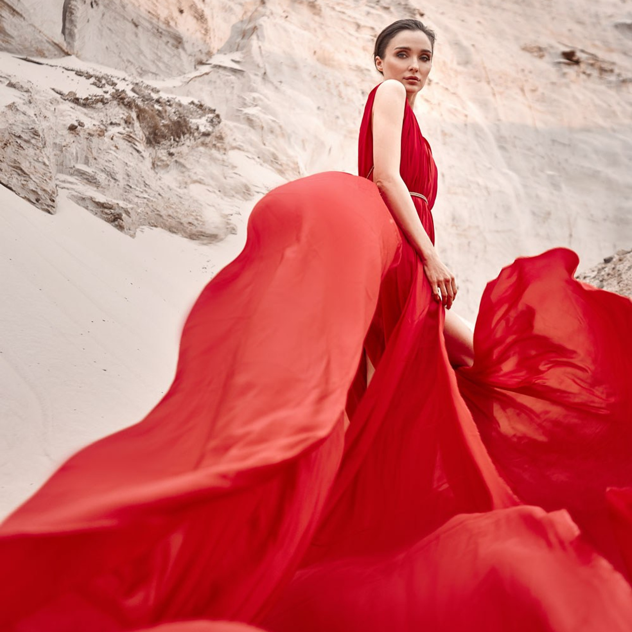 Съемка в пустыне в красном платье.