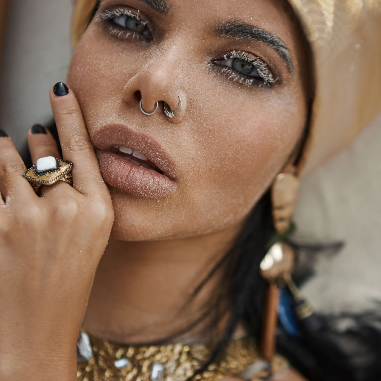 Модельная съемка в пустыне.