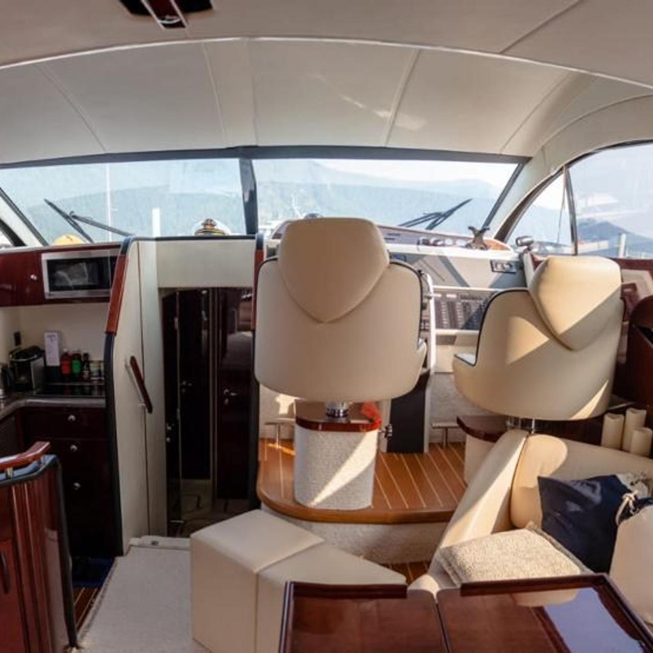 Фантом. RestPlace — парусные, премиум яхты, катера — аренда Красноярск