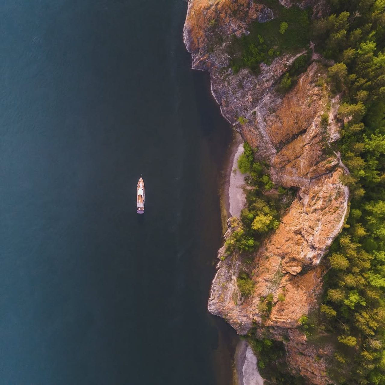 Сибирский исследователь. RestPlace — парусные, премиум яхты, катера — аренда Красноярск