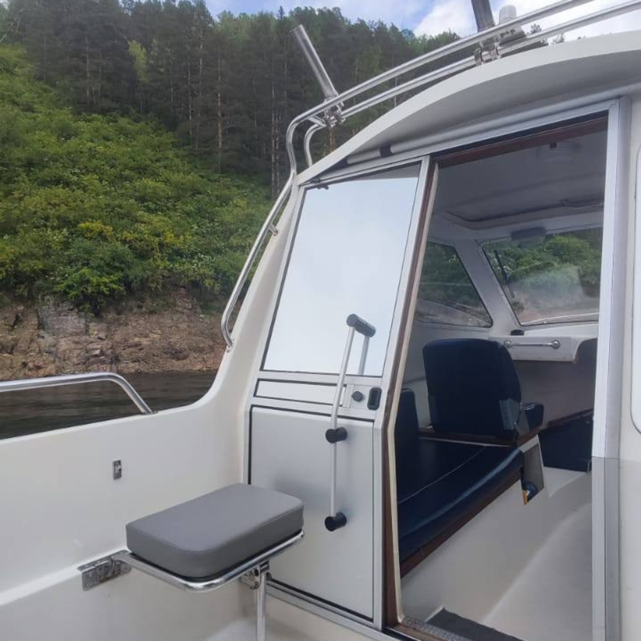 Катер 290. RestPlace — парусные, премиум яхты, катера — аренда Красноярск