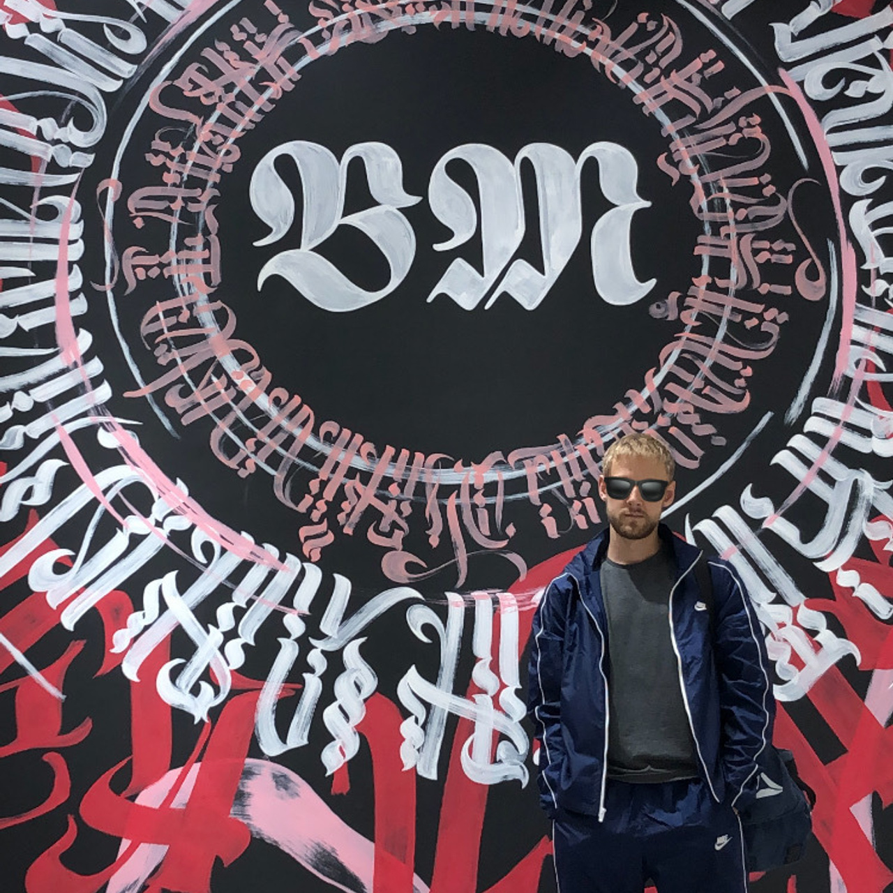 Каллиграфия на стене в торговом доме "ADK River" Усть-Каменогорск