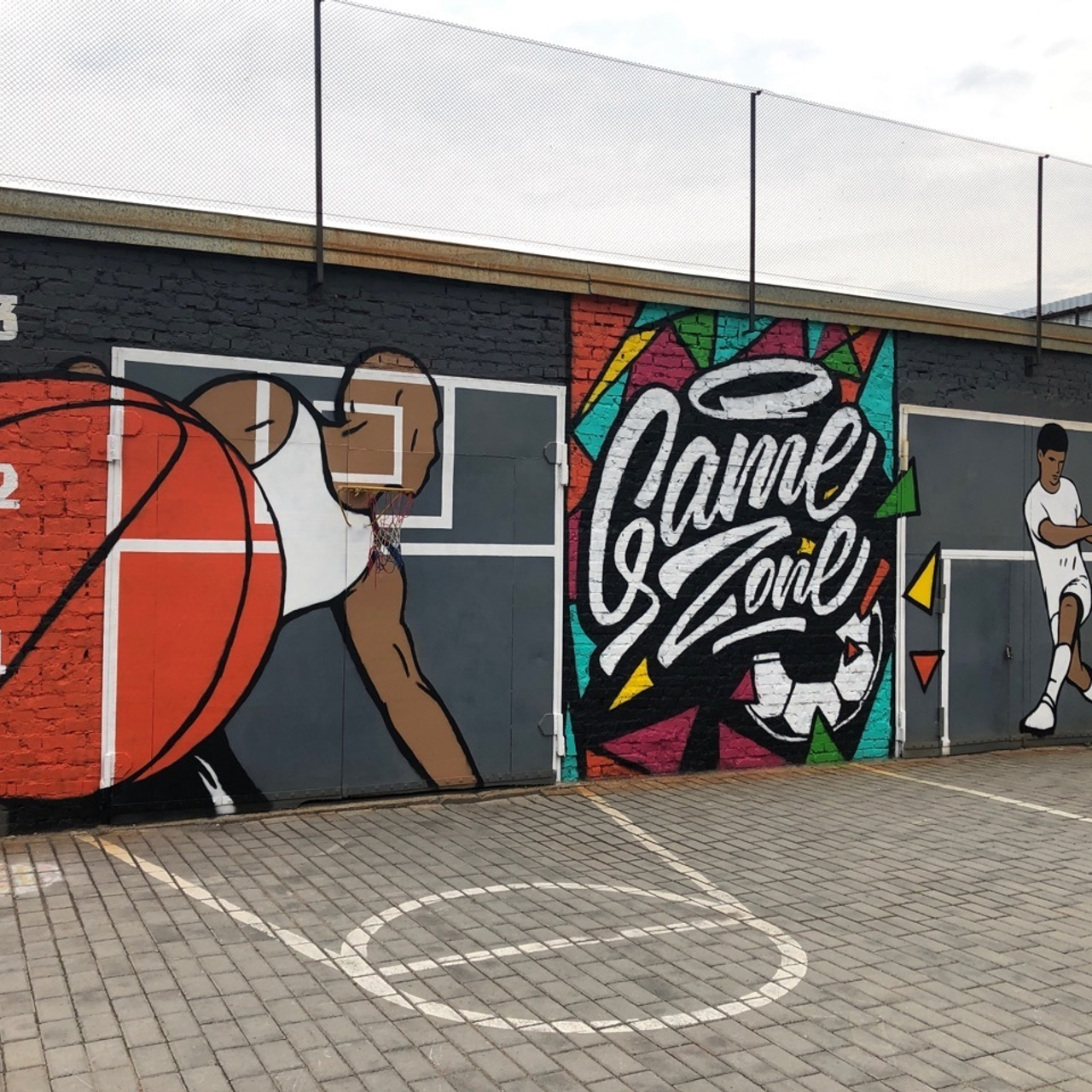 Художественное оформление детской площадки, граффити на стене. Усть-Каменогорск