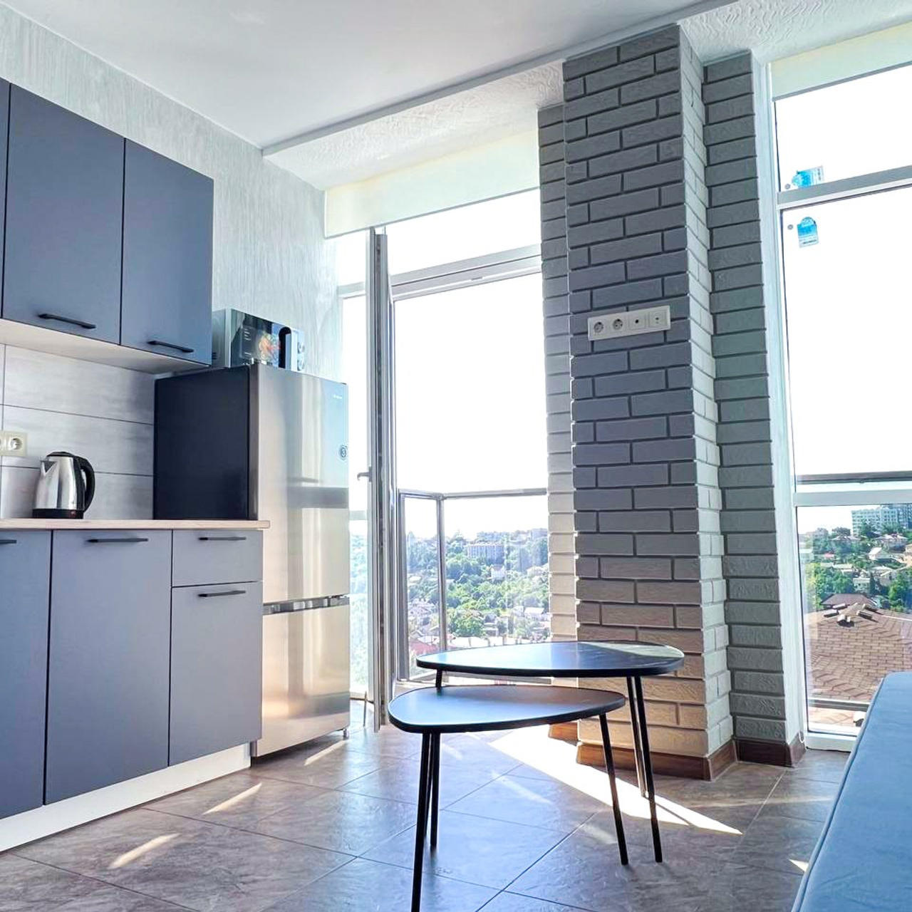 Классная двухуровневая квартира с потрясающим видом на город, со своей парковкой