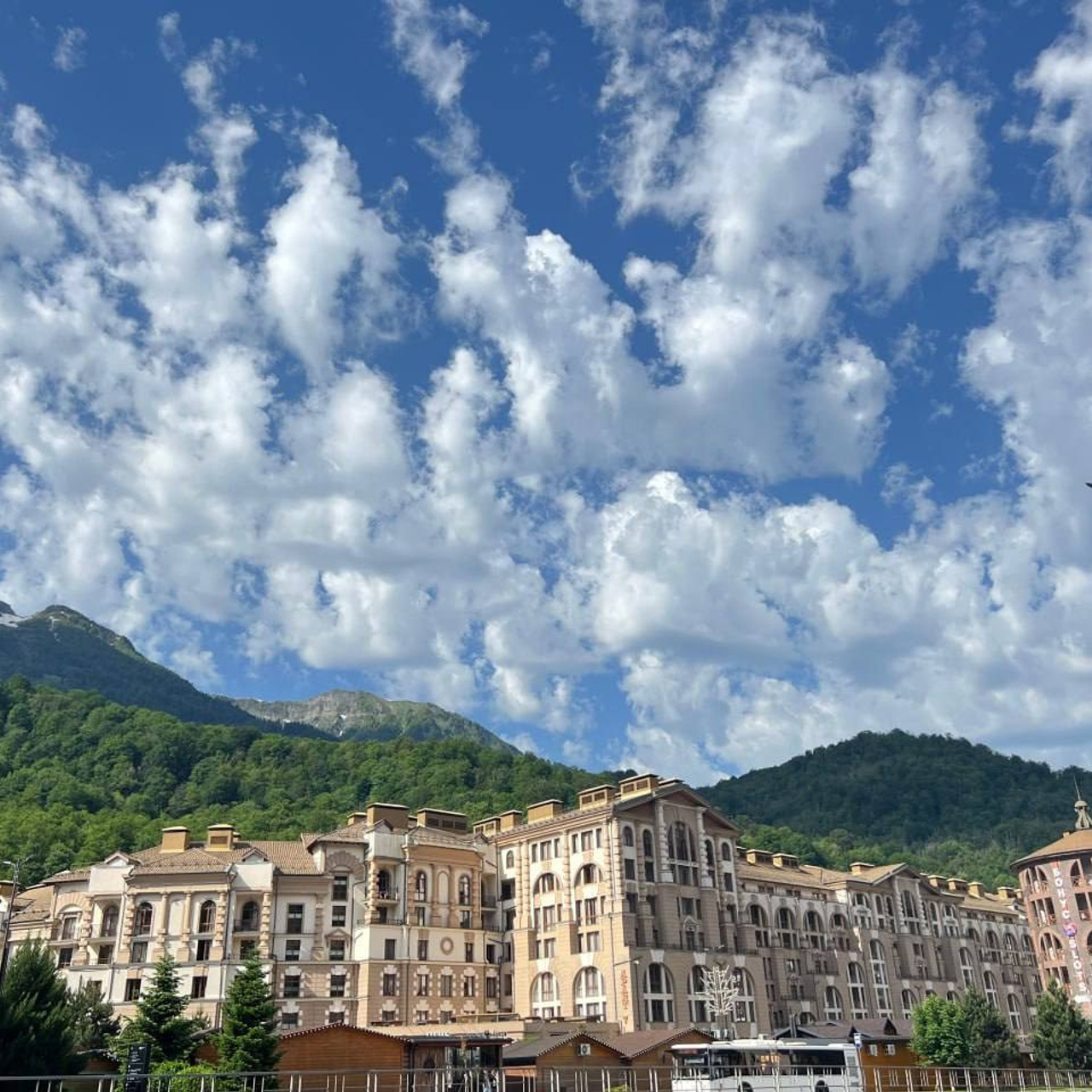 Квартира в самом центре Красной Поляны на большую компанию