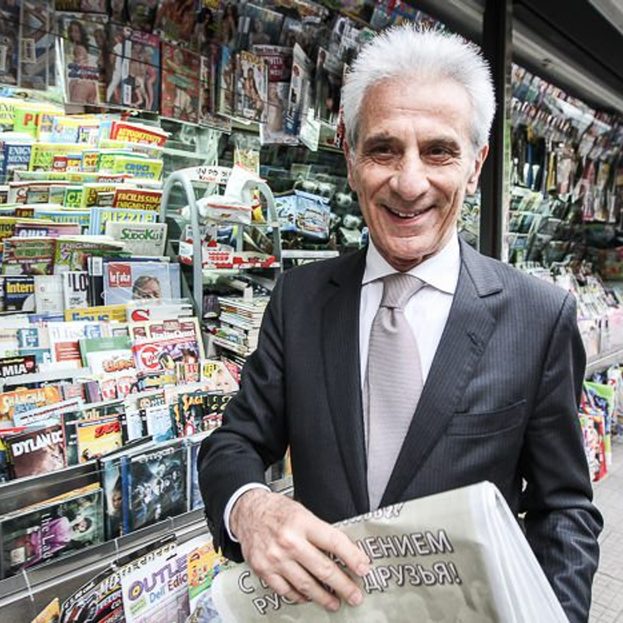 Президент провинции Мессина Нанни Ричевутто покупает газету с новостями об открытии памятника русским морякам накануне. Палермо, Сицилия 2012