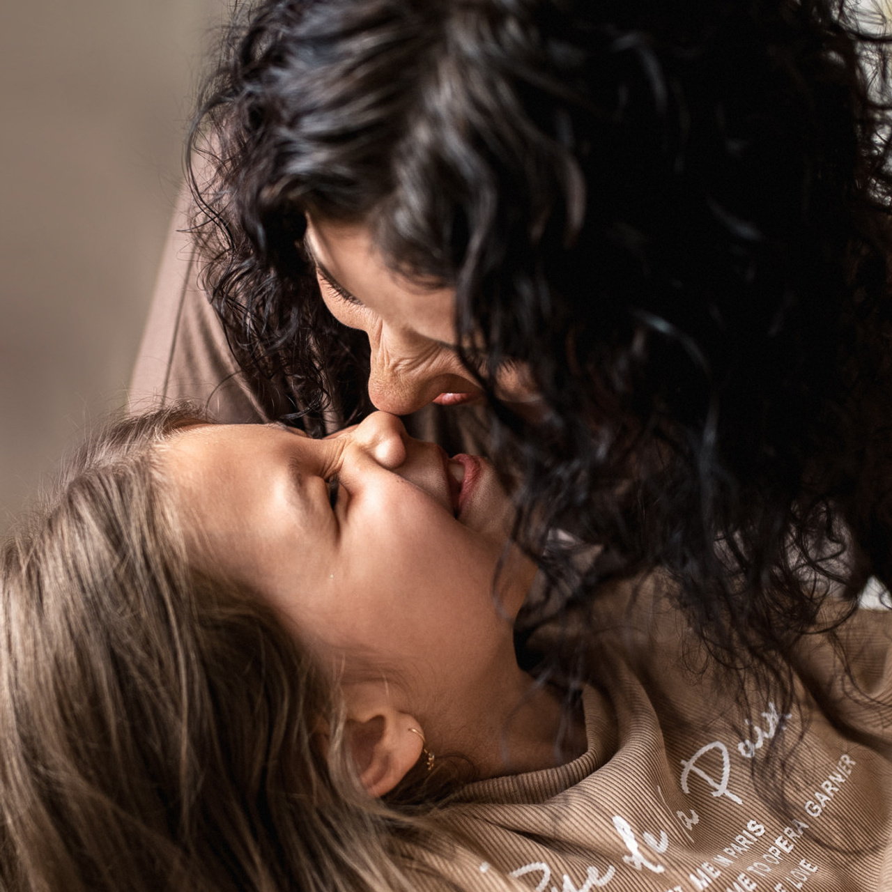 Оля и Лиза дома