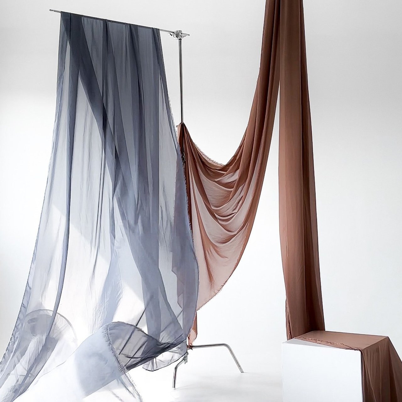 Шифон серый/шоколадный 1000×100см, 100 р/час при аренде в студии