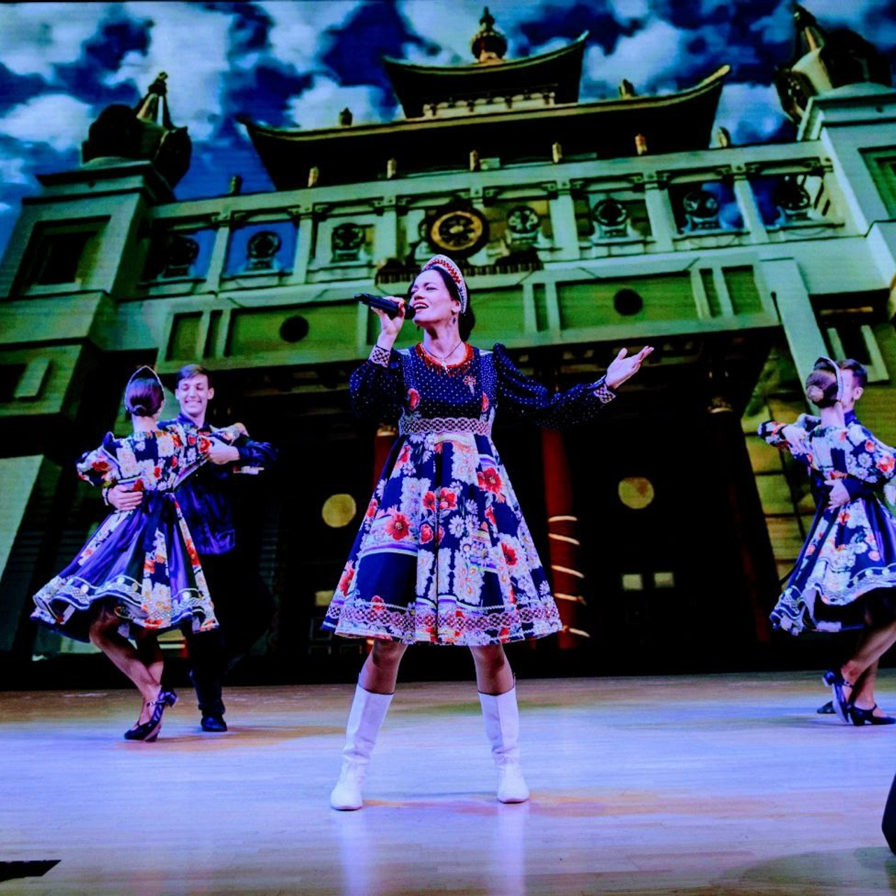 Ансамбль на выступлении с программой «День отца»