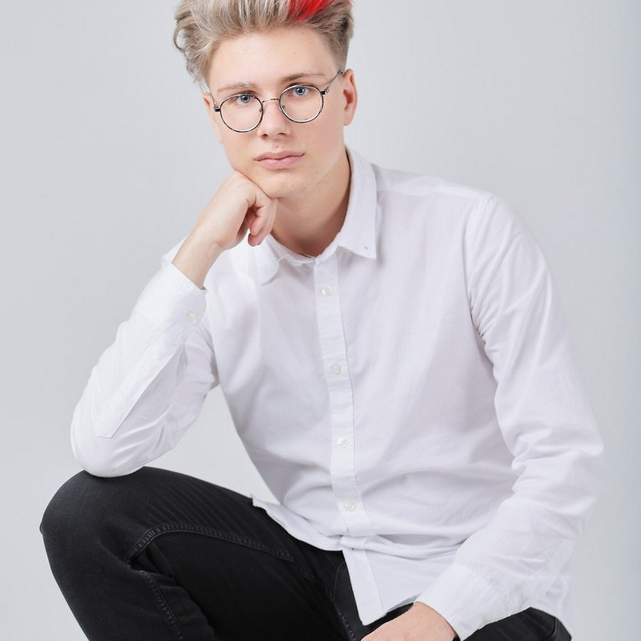 ФОТОСЕССИЯ НА БЕЛОМ ФОНЕ (в школе или студии)