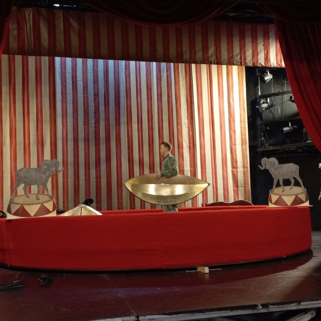 Декорации для спектакля «Тараканище» | Театр БТК. История занавеса. Превращаем идею в технологию