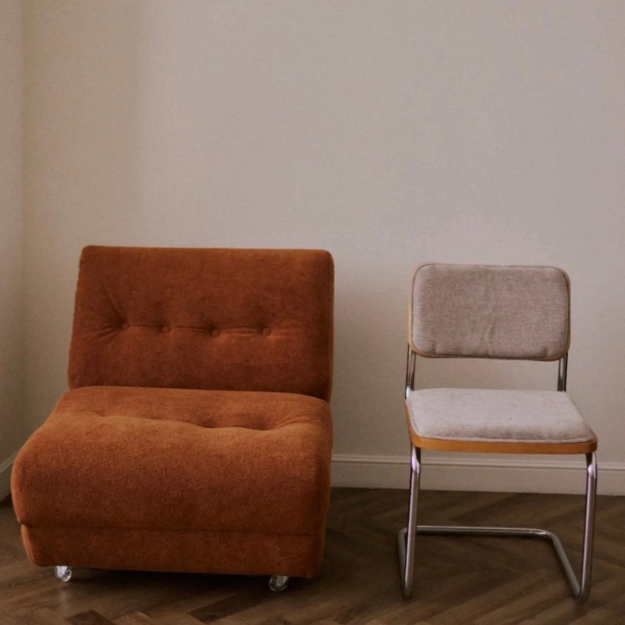 фотосессия в студии на кресле 