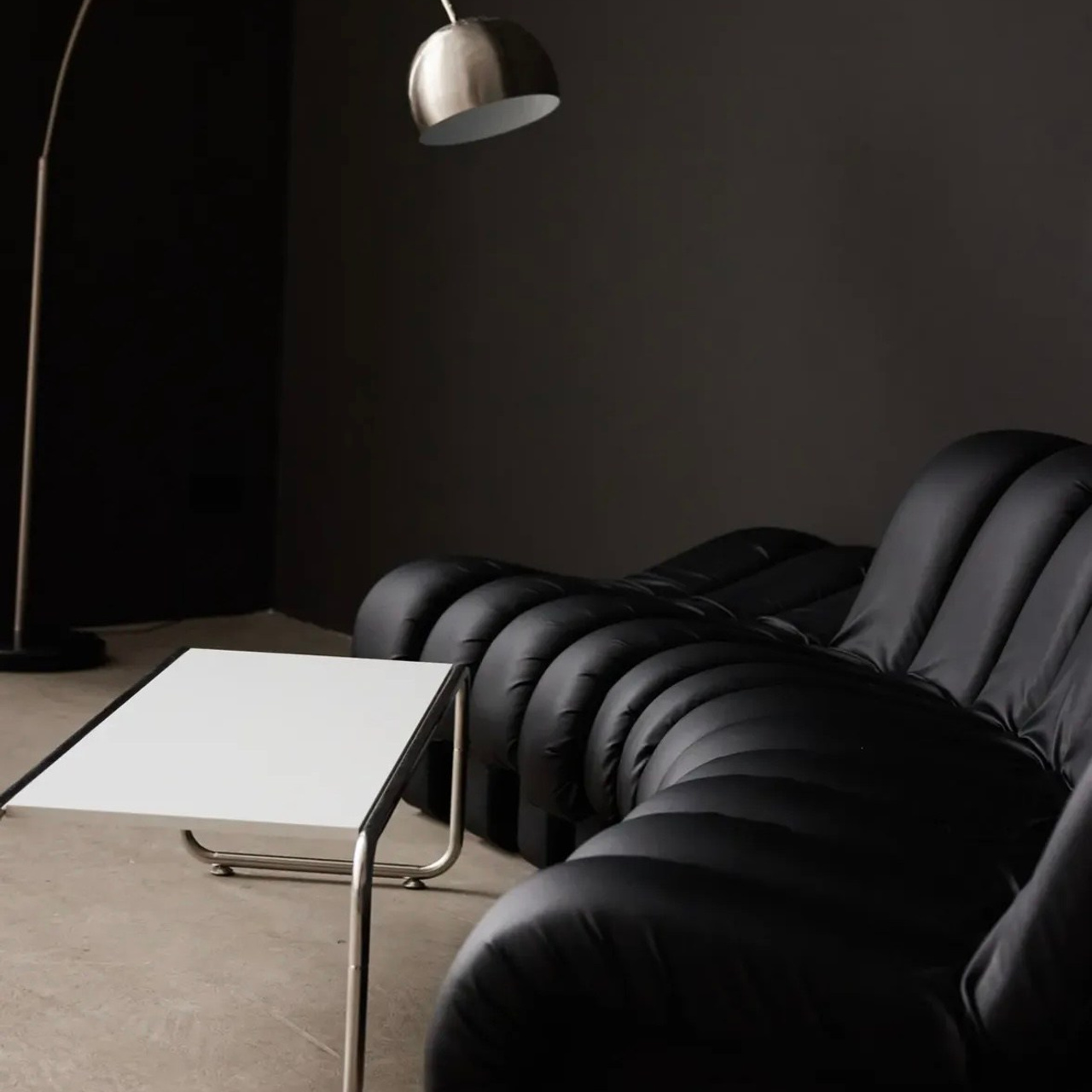 фотосессия в Ярославле в студии с диваном