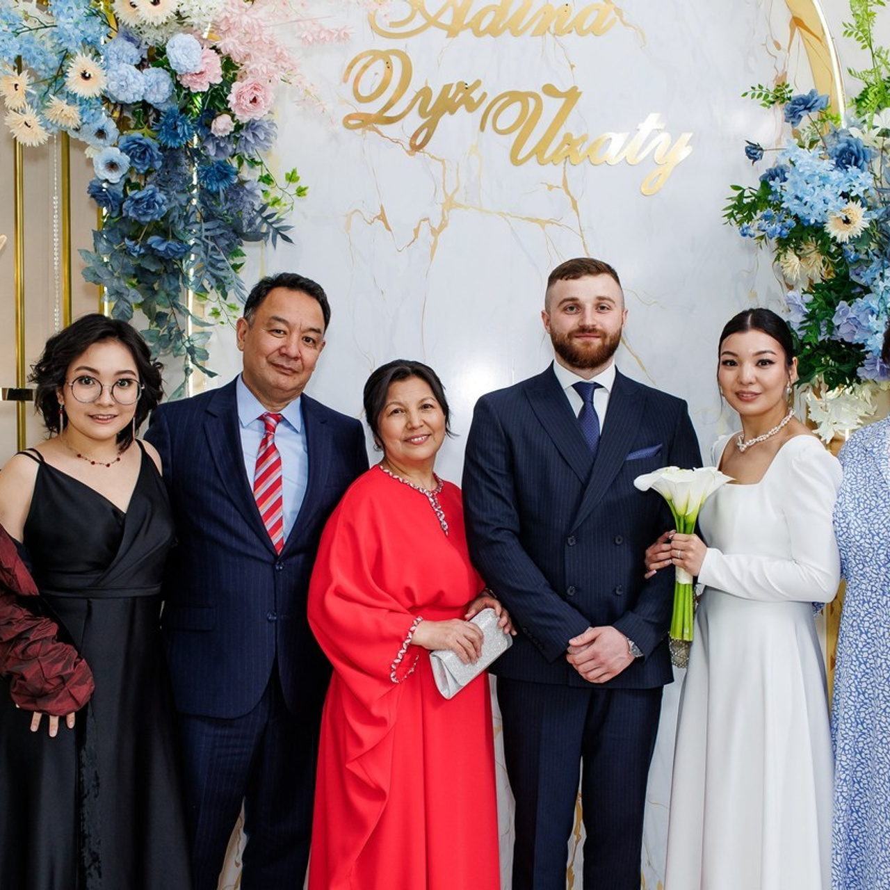 Қоғамдық орындарда порно сорғыш жұқа әдемі модель секс