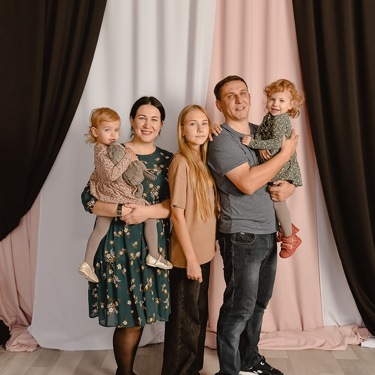 Ольга и Дмитрий… Катя, Тома и Ксюша