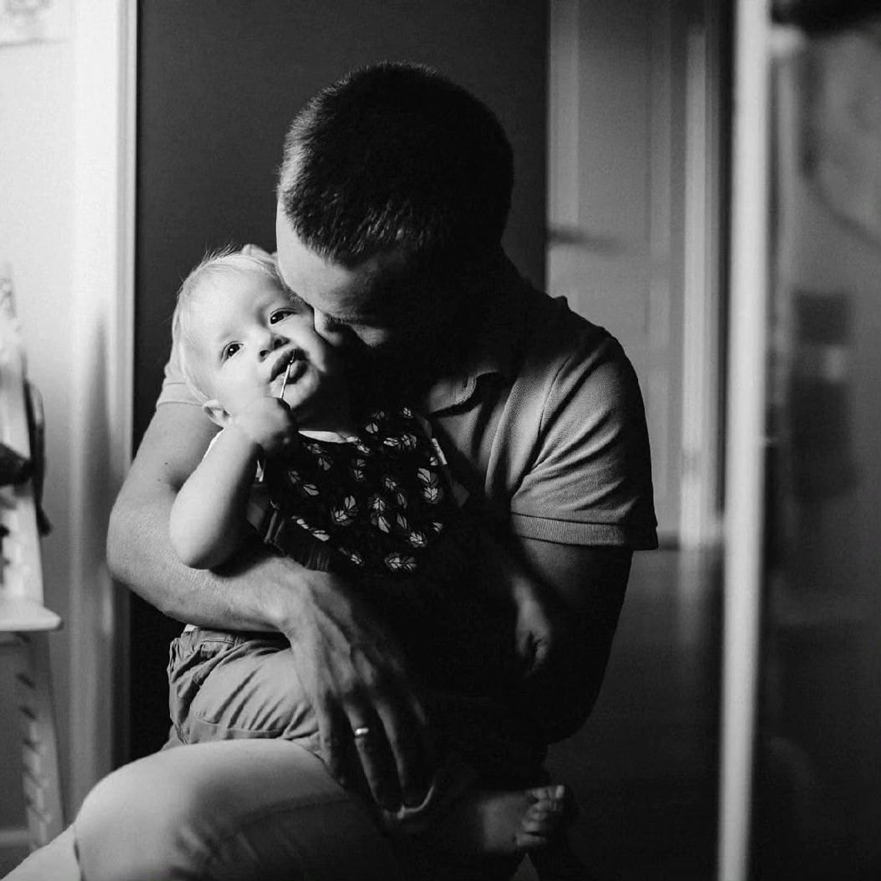 Наш папа не любит фотографироваться