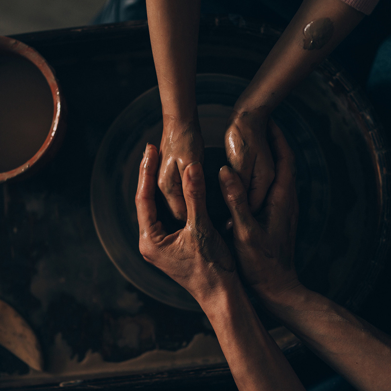 Соня и Кира в мастерской