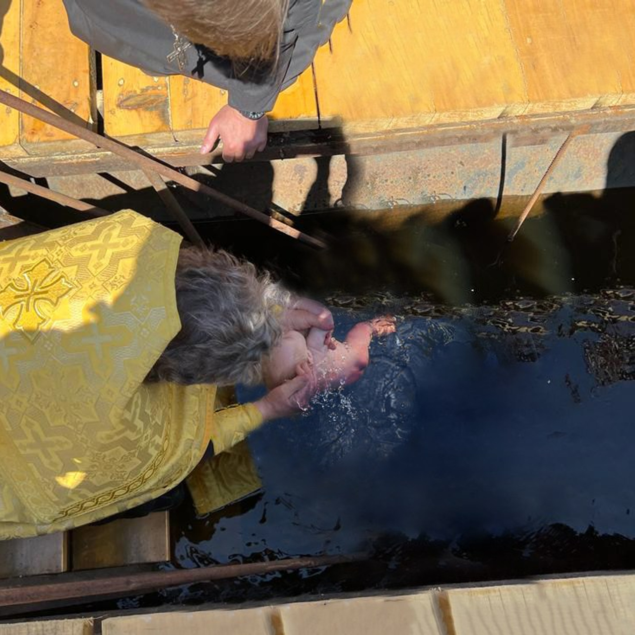 На крещение убрали из под младенца купель ( фото до по просьбе клиента показывать нельзя публично ) 