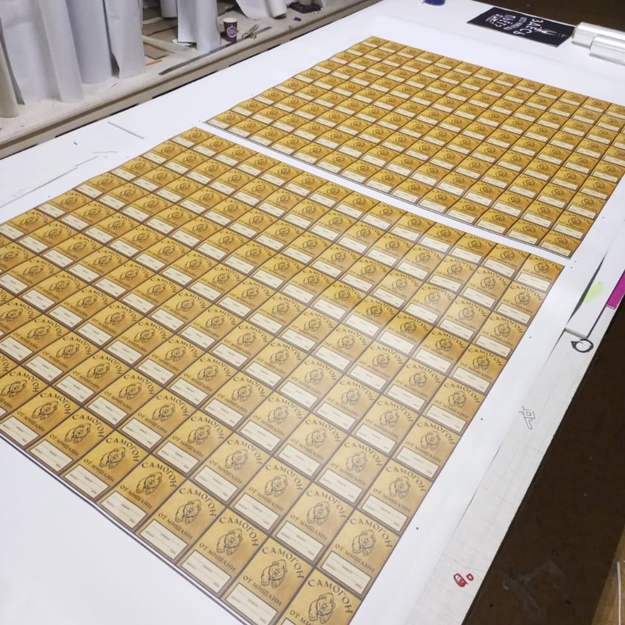 Самоклейка с резкой по контуру