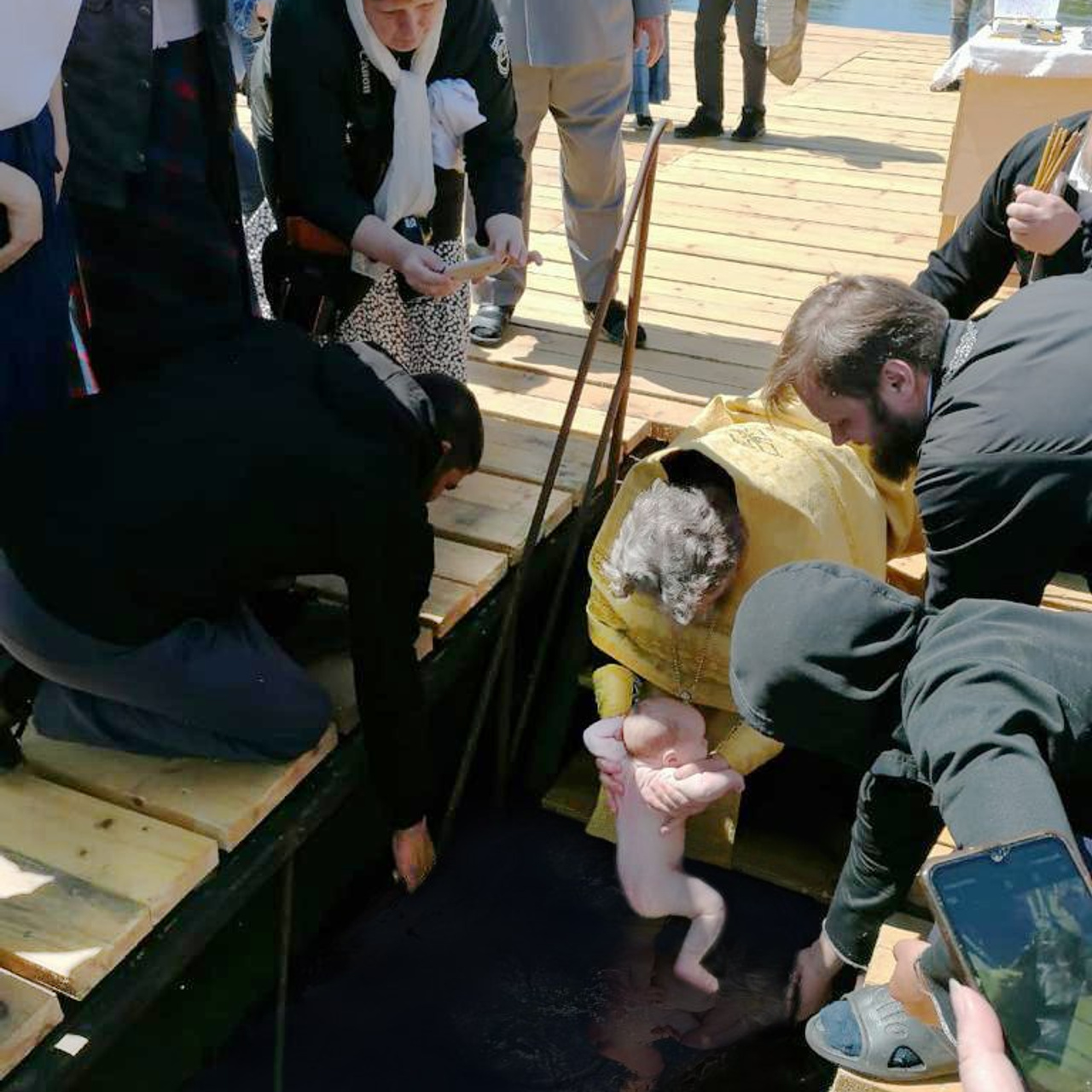 На крещение убрали из под младенца купель ( фото до по просьбе клиента показывать нельзя публично ) 
