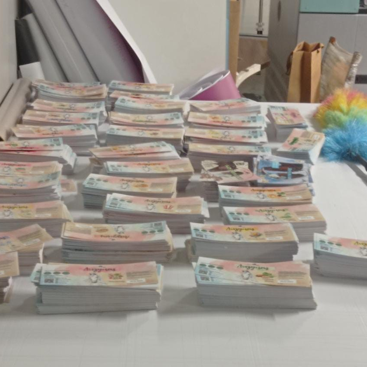 Самоклейка глянецевая с резкой по формату ( в ручную ) 