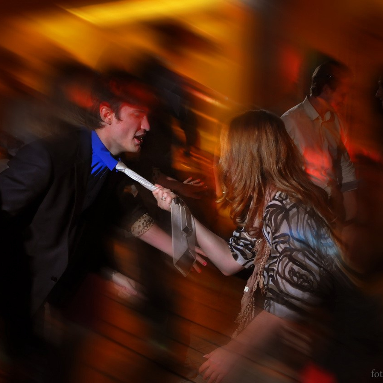 танцы гостей на свадьбе (динамические съемки с синхронизированными вспышками)