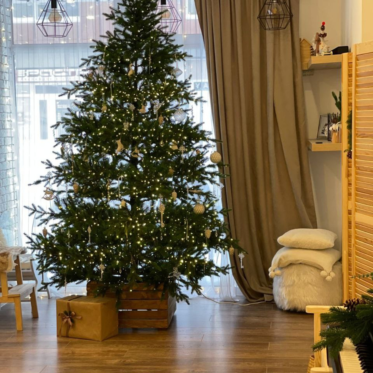 Студии с новогодним декором.