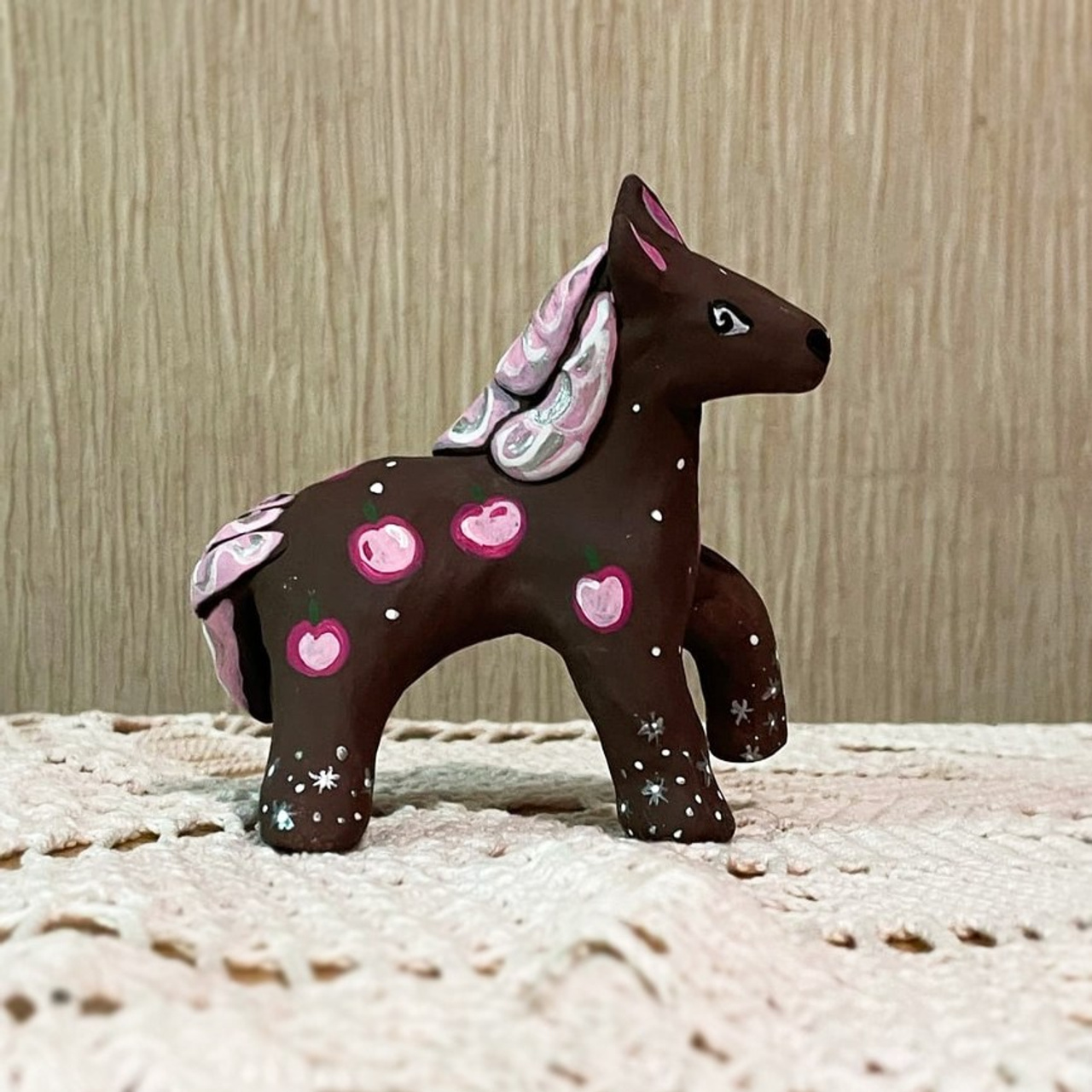 «В яблоки». Керамика, 8,5х7,5х3 см., 2022. В частной коллекции 