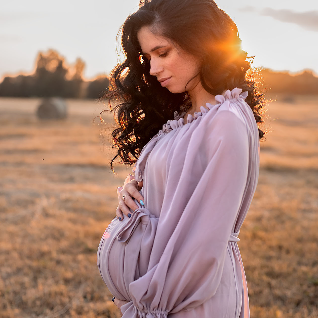 Лето. Поле в стогах.