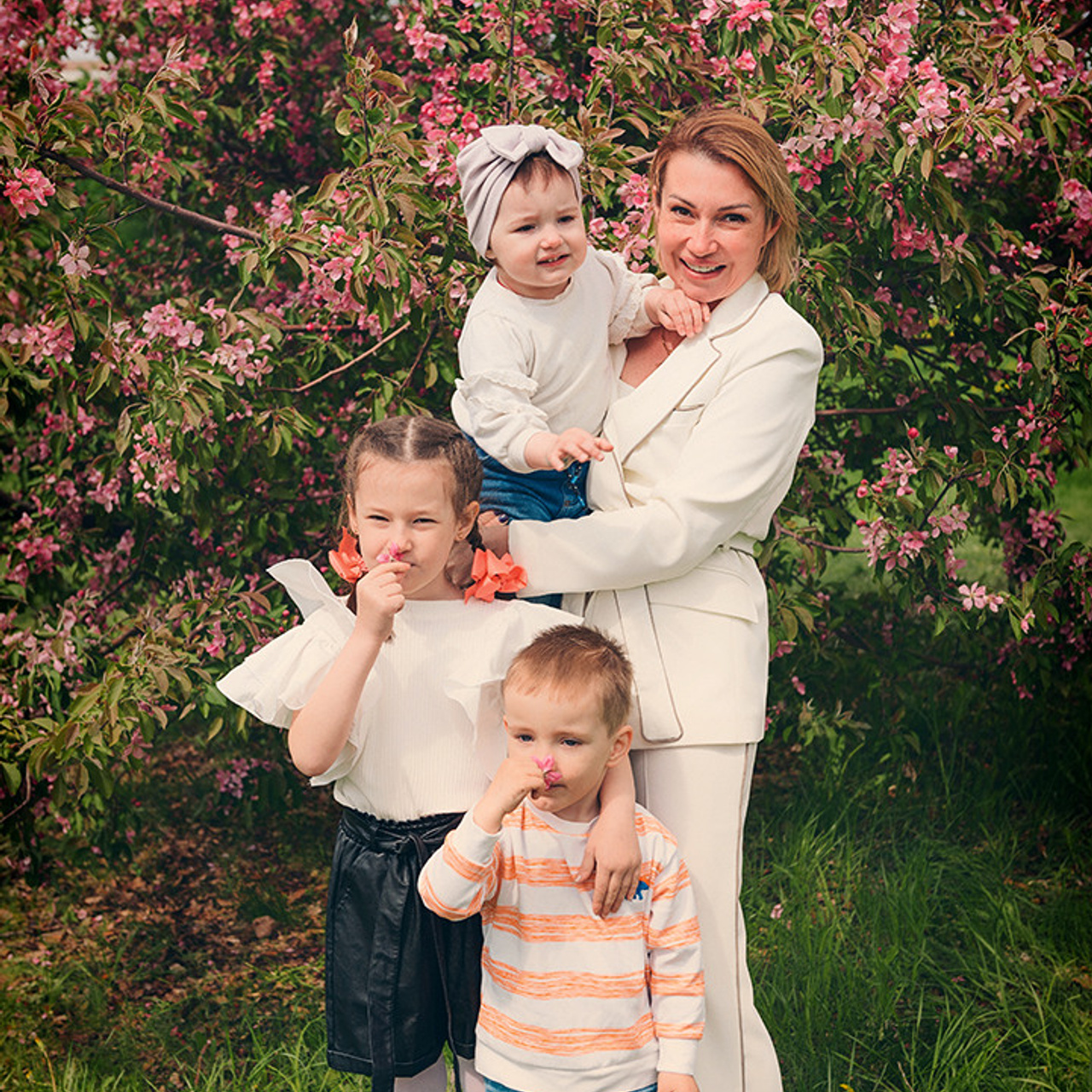 Семейная фотосессия в яблонях.