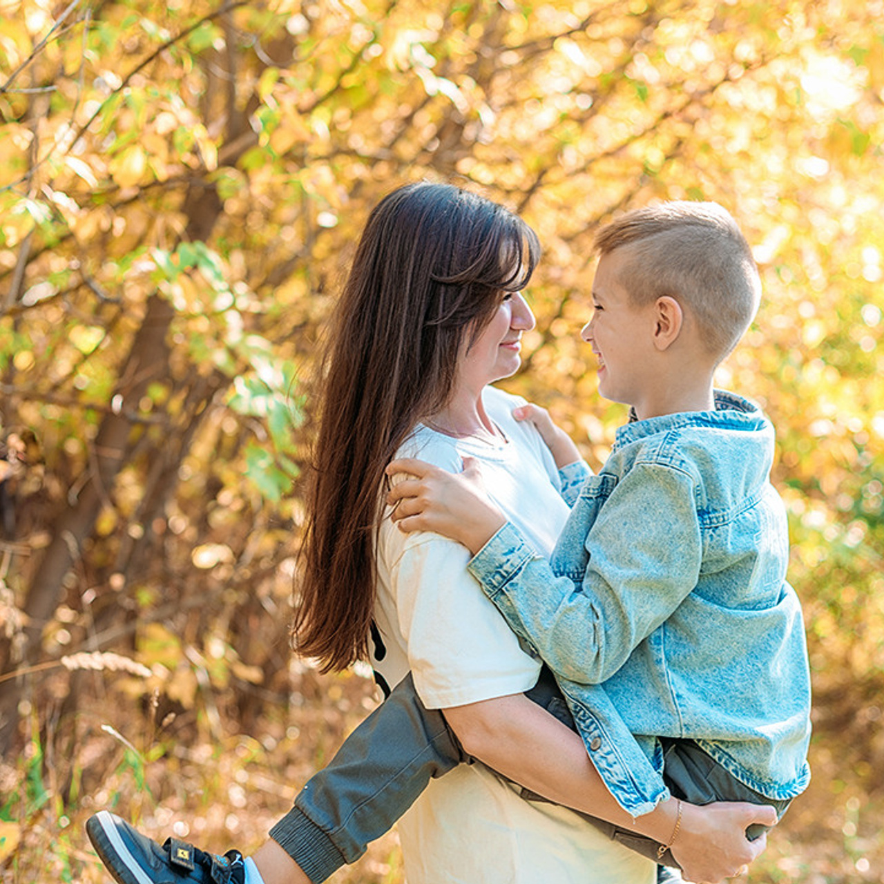 Мама с сыном.Золотая осень