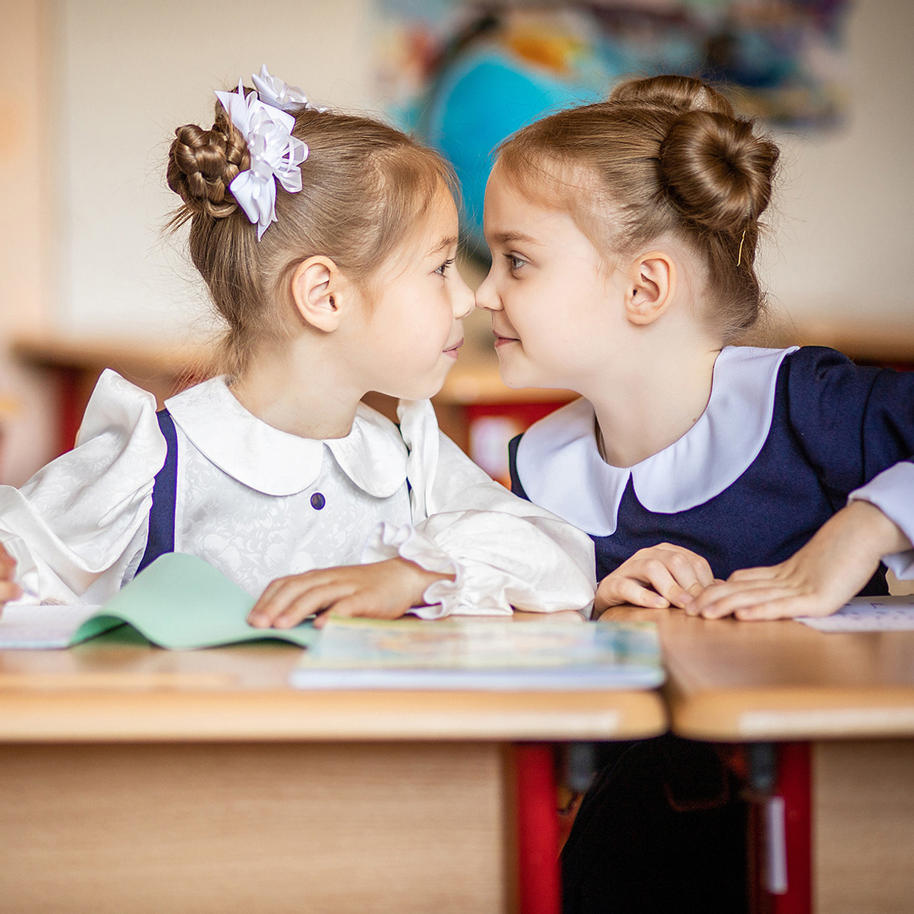 Выпускной альбом 4 класс — дизайн с виньеткой и групповыми фото