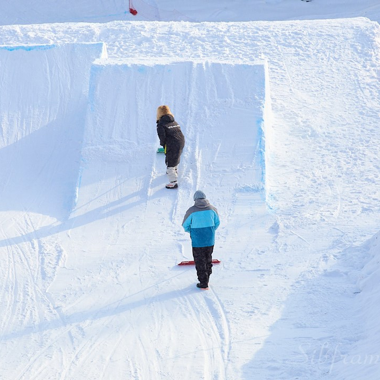 Работники ГЛК заглаживают трамплин.