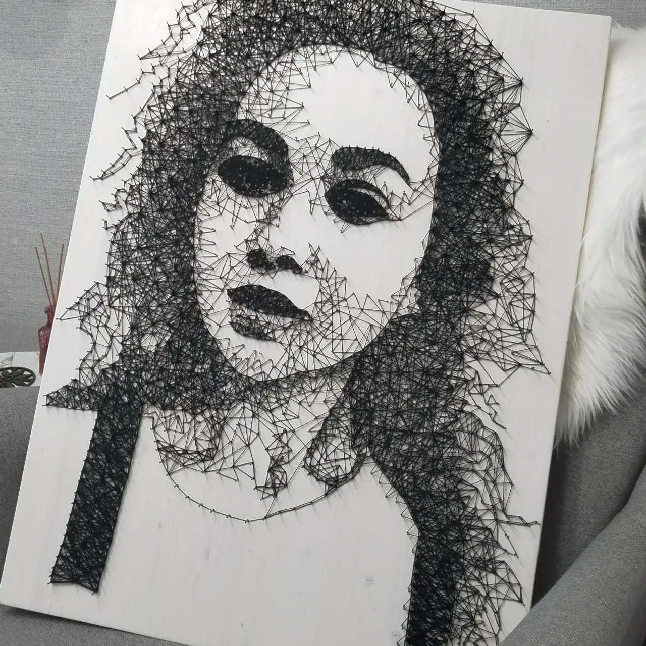 Портреты и логотипы из гвоздей и нитей