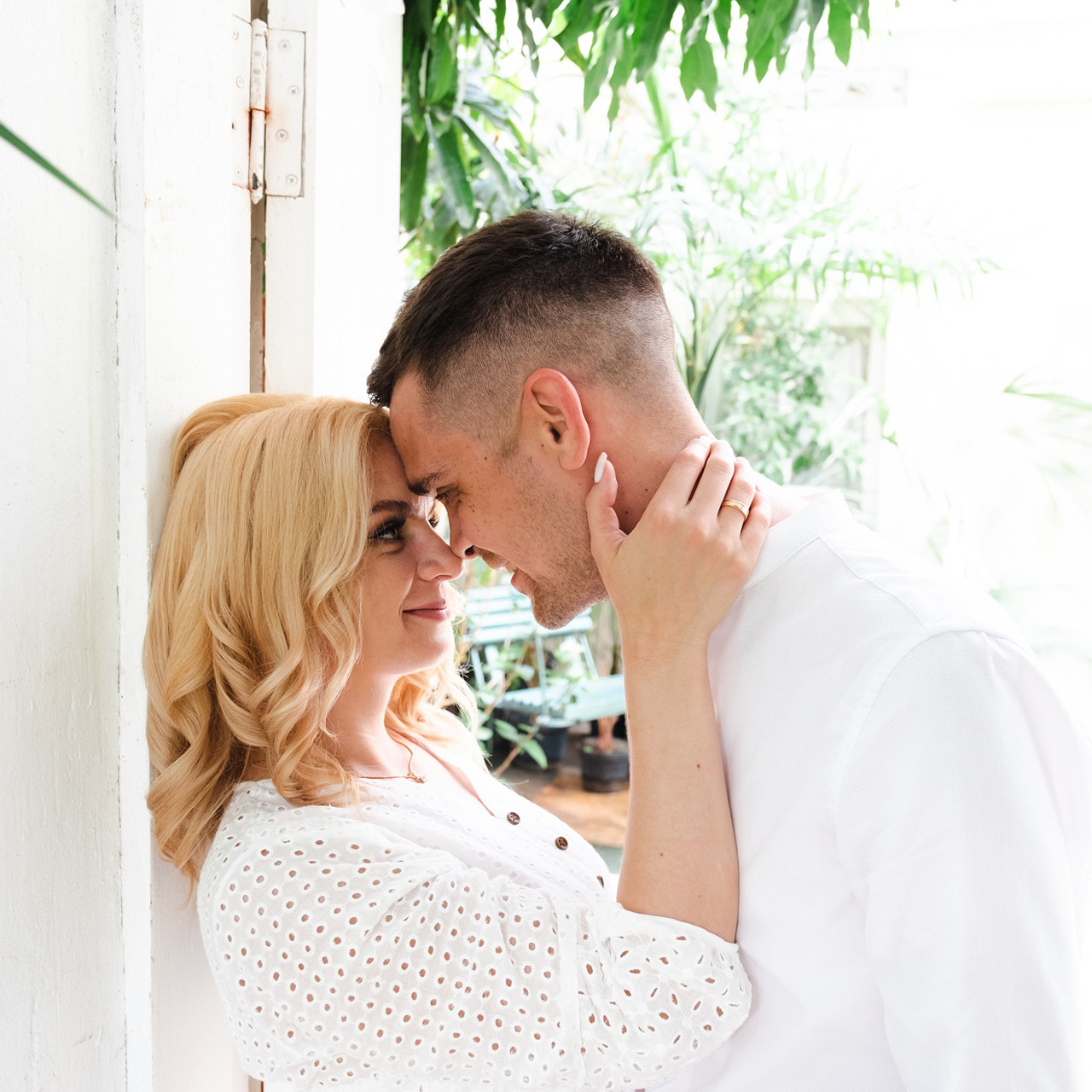 Жених и невеста на прогулке, жених крепко прижимает невесту к себе, она держит его за шею. Ставрополь