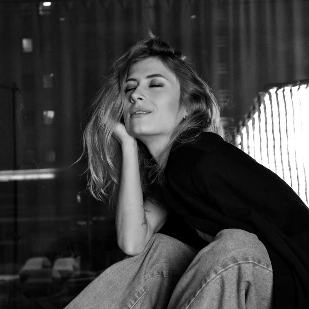 Юля, проводник в гвоздестоянии