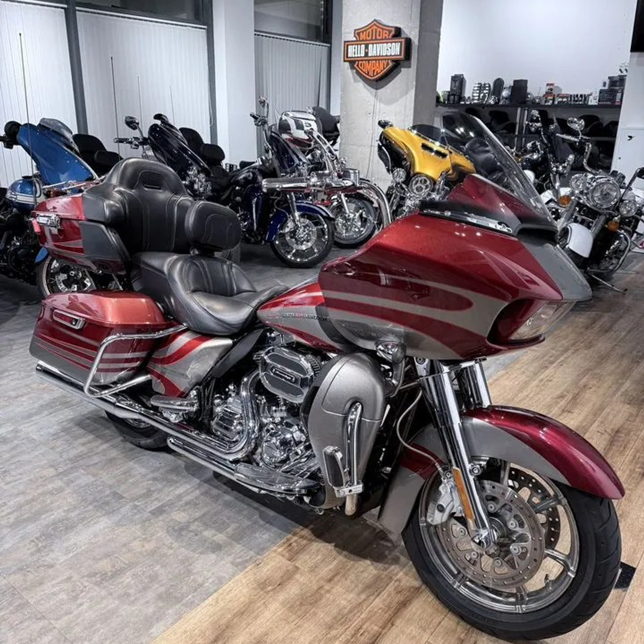 CVO Road Glide (Ruby Red / Palladium Silver)